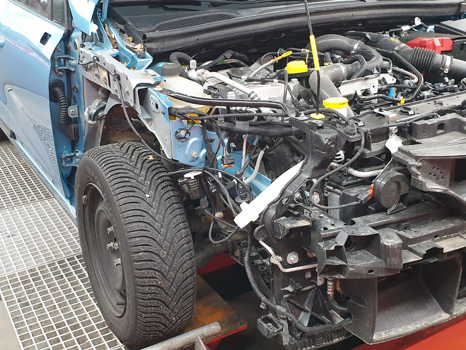 Instandsetzung eines Unfallschadens an einem Renault Clio.