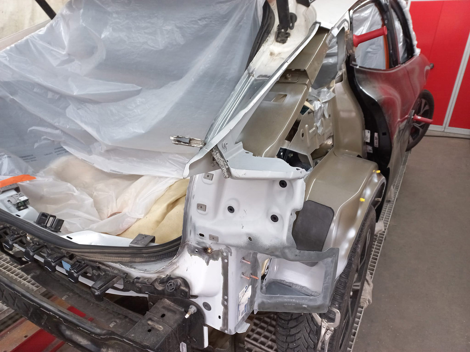 Instandsetzung eines Seitenschadens an einem Ford Mustang Mach-E.