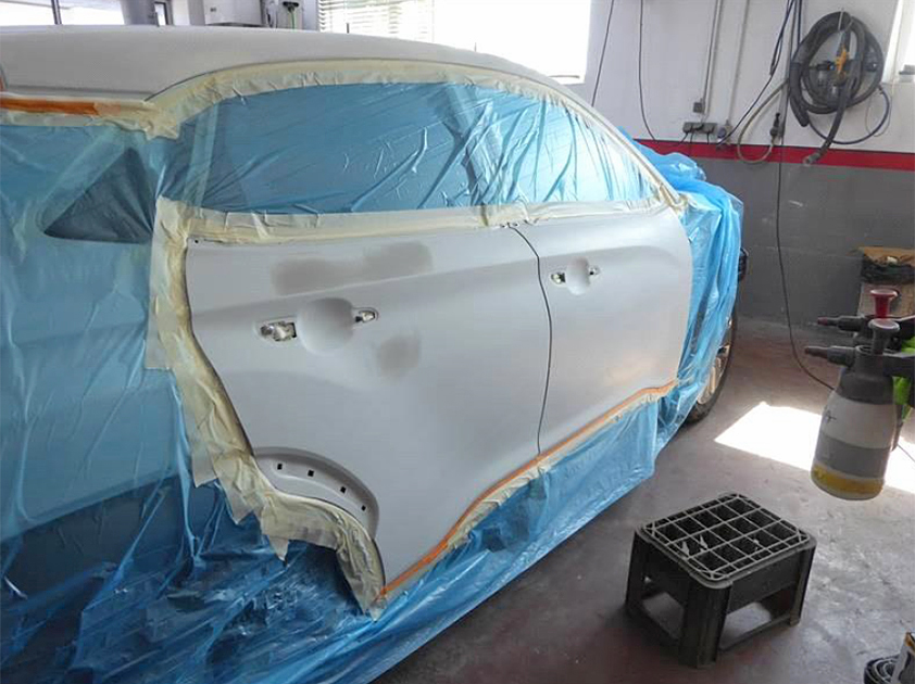 Instandsetzung eines schweren Hagelschadens an einem Hyundai Kona.